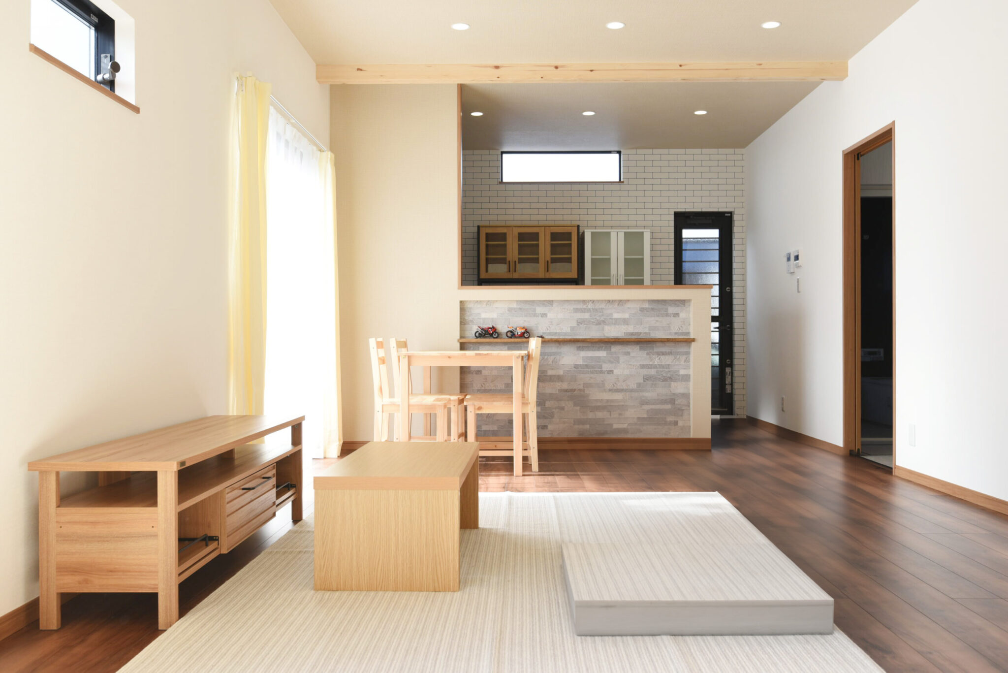 光がたっぷり入る明るいリビング