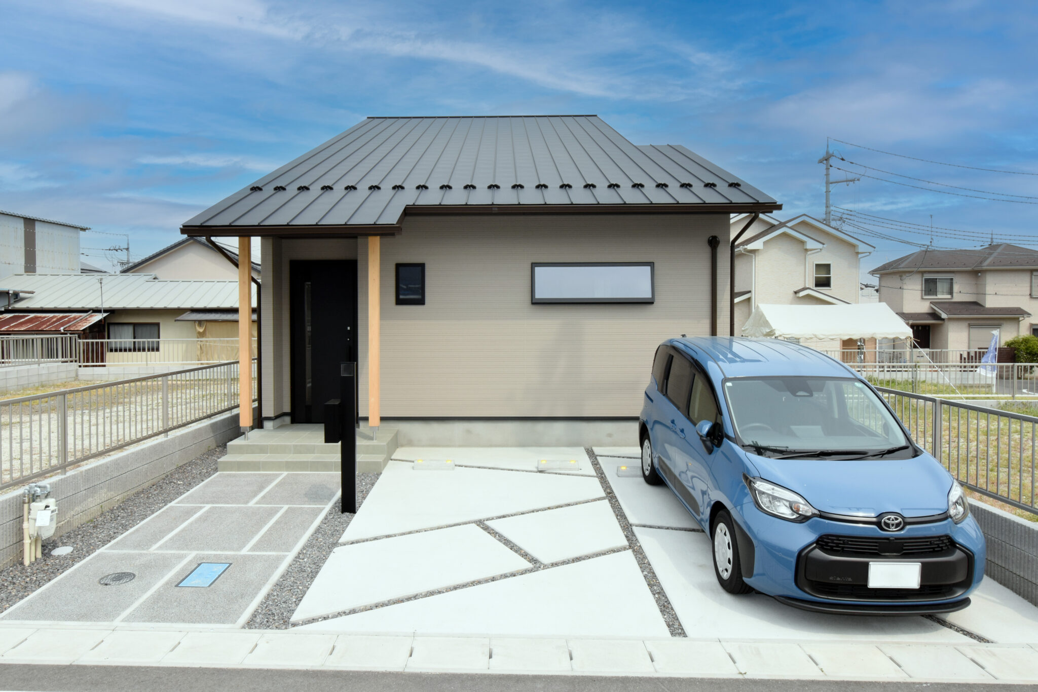 大屋根が美しい、平屋風2階建て