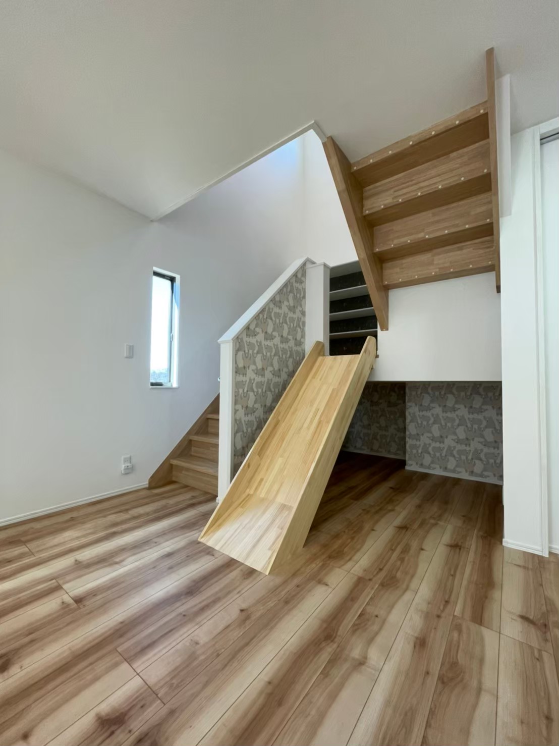 滑り台と秘密基地