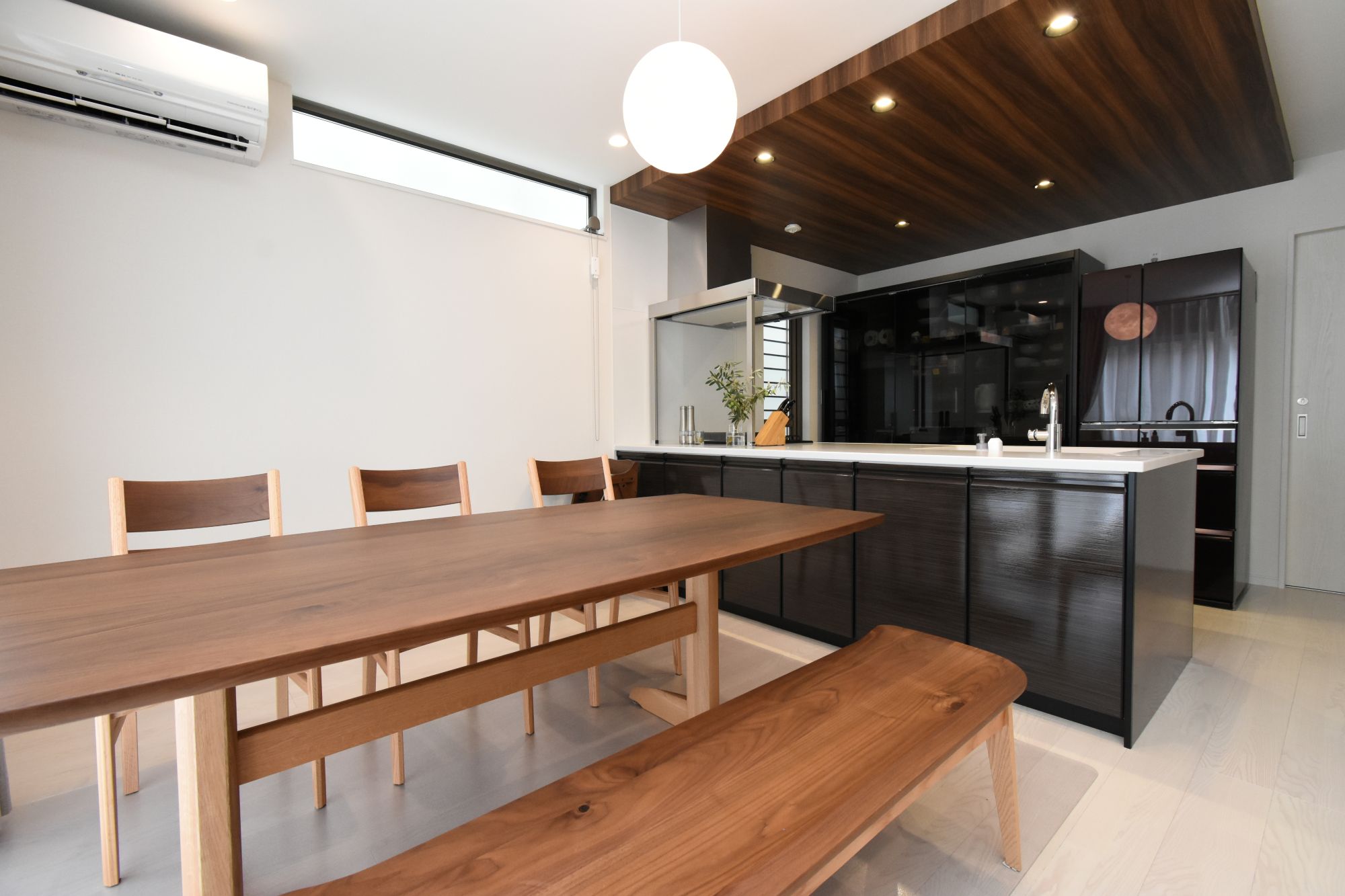 黒を基調としたシックなキッチン